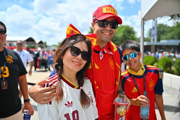 FIFA World Cup, WM, Weltmeisterschaft, Fussball 2026 semifinals - France vs Spain Supporters of France and Spain pose for a photo as they make their way to the stadium for the FIFA World Cup 2026 semifinals match France against Spain, in Dallas, USA, 14 July 2026. DALLAS United States  Copyright: xSAMxWASSONx
