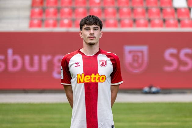 SSV Jahn Regensburg ; 3.Liga, Porträttermin 2026 2027, Arian Dizdarevic; SSV Jahn Regensburg; 3.Liga, Porträttermin 2026 2027, DFL REGULATIONS PROHIBIT ANY USE OF PHOTOGRAPHS AS IMAGE SEQUENCES AND OR QUASI-VIDEO. *** SSV Jahn Regensburg 3rd Division, Photo Shoot 2026–2027, Arian Dizdarevic SSV Jahn Regensburg 3rd Division, Photo Shoot 2026–2027, DFL regulations prohibit any use of photographs as image sequences and or quasi-video