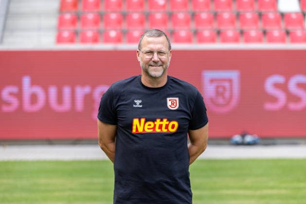 SSV Jahn Regensburg ; 3.Liga, Porträttermin 2026 2027, Sascha Hildmann (Chef-Trainer); SSV Jahn Regensburg; 3.Liga, Porträttermin 2026 2027, DFL REGULATIONS PROHIBIT ANY USE OF PHOTOGRAPHS AS IMAGE SEQUENCES AND OR QUASI-VIDEO. *** SSV Jahn Regensburg, 3rd Division, Profile Session 2026–2027, Sascha Hildmann, Head Coach of SSV Jahn Regensburg, 3rd Division, Profile Session 2026–2027, DFL regulations prohibit any use of photographs as image sequences and or quasi-video