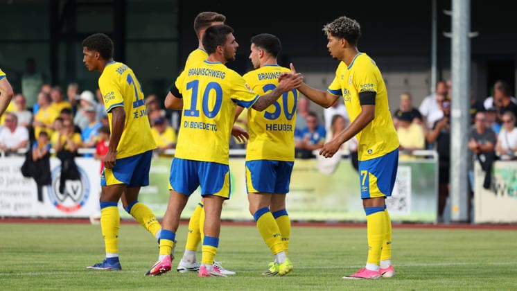 Eintracht BS vs TSV Havelse, Testspiel Wolfenbüttel, 14.07.2026, Fussball, Herren, Saiion 2026 27, Eintracht Braunschweig vs TSV Havelse, Testspiel, Yann Sturm (Eintracht Braunschweig) jubelt mit Mannschaftskollegen nach seinem Tor zum 1:0 Niedersachsen Deutschland *** Eintracht BS vs. TSV Havelse, Friendly Match in Wolfenbüttel, July 14, 2026, Soccer, Men’s, 2026–27 Season, Eintracht Braunschweig vs. TSV Havelse, Friendly Match, Yann Sturm of Eintracht Braunschweig celebrates with his teammates after scoring the 1–0 goal, Lower Saxony, Germany