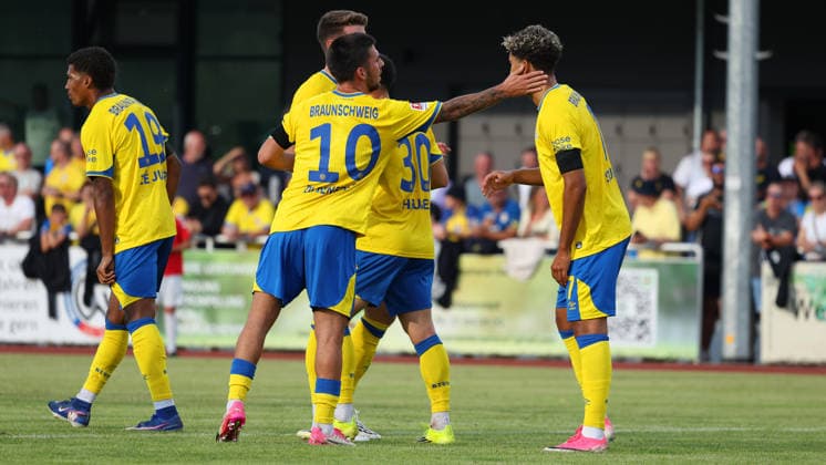 Eintracht BS vs TSV Havelse, Testspiel Wolfenbüttel, 14.07.2026, Fussball, Herren, Saiion 2026 27, Eintracht Braunschweig vs TSV Havelse, Testspiel, Yann Sturm (Eintracht Braunschweig) jubelt mit Mannschaftskollegen nach seinem Tor zum 1:0 Niedersachsen Deutschland *** Eintracht BS vs. TSV Havelse, Friendly Match in Wolfenbüttel, July 14, 2026, Soccer, Men’s, 2026–27 Season, Eintracht Braunschweig vs. TSV Havelse, Friendly Match, Yann Sturm of Eintracht Braunschweig celebrates with his teammates after scoring the 1–0 goal, Lower Saxony, Germany
