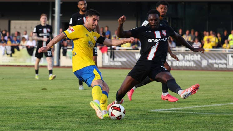 Eintracht BS vs TSV Havelse, Testspiel Wolfenbüttel, 14.07.2026, Fussball, Herren, Saiion 2026 27, Eintracht Braunschweig vs TSV Havelse, Testspiel, Robin Heußer (Eintracht Braunschweig), Marco Schleef (Havelse) Niedersachsen Deutschland *** Eintracht BS vs. TSV Havelse, Friendly Match in Wolfenbüttel, July 14, 2026, Soccer, Men’s, 2026–27 Season, Eintracht Braunschweig vs. TSV Havelse, Friendly Match, Robin Heußer (Eintracht Braunschweig), Marco Schleef (Havelse), Lower Saxony, Germany