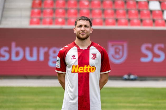 SSV Jahn Regensburg ; 3.Liga, Porträttermin 2026 2027, Oscar Schönfelder; SSV Jahn Regensburg; 3.Liga, Porträttermin 2026 2027, DFL REGULATIONS PROHIBIT ANY USE OF PHOTOGRAPHS AS IMAGE SEQUENCES AND OR QUASI-VIDEO. *** SSV Jahn Regensburg 3rd Division, Photo Shoot 2026–2027, Oscar Schönfelder SSV Jahn Regensburg 3rd Division, Photo Shoot 2026–2027, DFL regulations prohibit any use of photographs as image sequences and or quasi-video