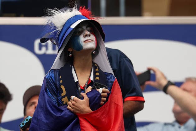 ARLINGTON, TX - JULY 14: A France fan decked out in her county™s colors before the FIFA World Cup, WM, Weltmeisterschaft, Fussball 2026 Semi-Final match between France and Spain on July 14, 2026, at Dallas Stadium in Arlington, Texas. (Photo by David Buono Icon Sportswire) SOCCER: JUL 14 FIFA World Cup 26 Semi-Final- France vs Spain EDITORIAL USE ONLY Icon260714004