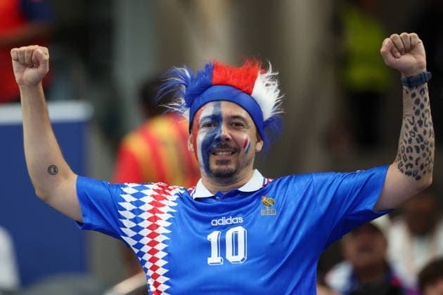ARLINGTON, TX - JULY 14: A France fan holds his arms in the air while wearing his country™s colors before the FIFA World Cup, WM, Weltmeisterschaft, Fussball 2026 Semi-Final match between France and Spain on July 14, 2026, at Dallas Stadium in Arlington, Texas. (Photo by David Buono Icon Sportswire) SOCCER: JUL 14 FIFA World Cup 26 Semi-Final- France vs Spain EDITORIAL USE ONLY Icon260714005