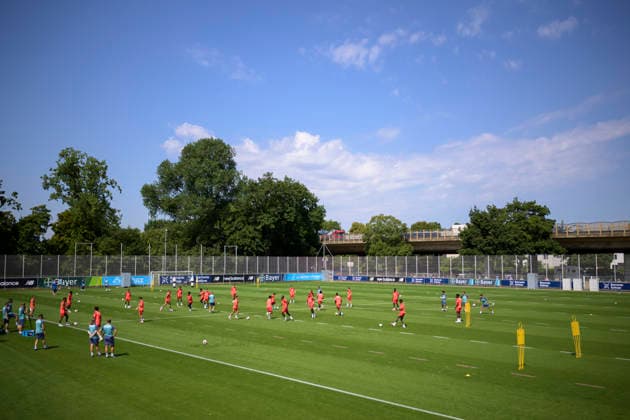 Feature, die Spieler auf dem Trainingsplatz, Übersicht, Fussball 1. Bundesliga, Trainingsauftakt Bayer 04 Leverkusen am 14.07.2026 in Leverkusen Deutschland. *** Feature, players on the practice field, overview, Soccer 1 Bundesliga, Bayer 04 Leverkusen s first training session on July 14, 2026, in Leverkusen, Germany