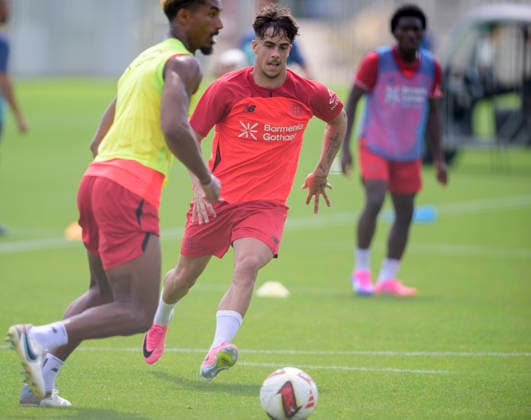 Afonso Moreira (Bayer Leverkusen) Aktion l. LoÃ¯c BadÃ *** Afonso Moreira, Bayer Leverkusen Loïc Badé