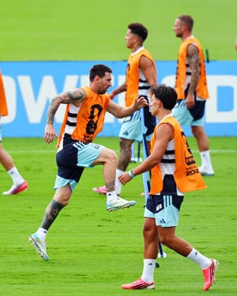 Argentina Training Session - FIFA World Cup, WM, Weltmeisterschaft, Fussball 2026 ATLANTA, GEORGIA - JULY 14: Argentina s Lionel Messi warms up prior to a training session ahead of the 2026 FIFA World Cup semifinal match against England in Atlanta, Georgia, United States, on July 14, 2026. Evrim Aydin Anadolu Georgia United States. Editorial use only. Please get in touch for any other usage.  Copyright: x2026xAnadoluxEvrimxAydinx