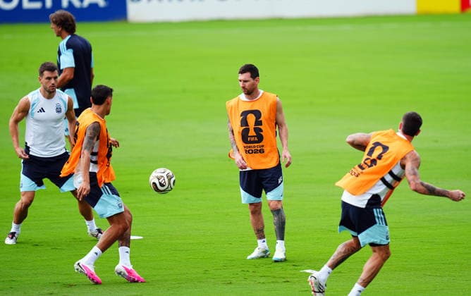 Argentina Training Session - FIFA World Cup, WM, Weltmeisterschaft, Fussball 2026 ATLANTA, GEORGIA - JULY 14: Argentina s Lionel Messi warms up prior to a training session ahead of the 2026 FIFA World Cup semifinal match against England in Atlanta, Georgia, United States, on July 14, 2026. Evrim Aydin Anadolu Georgia United States. Editorial use only. Please get in touch for any other usage.  Copyright: x2026xAnadoluxEvrimxAydinx