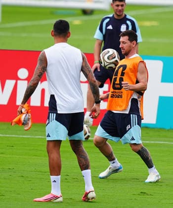 Argentina Training Session - FIFA World Cup, WM, Weltmeisterschaft, Fussball 2026 ATLANTA, GEORGIA - JULY 14: Argentina s Lionel Messi (R) attends the training session ahead of the FIFA World Cup 2026 Semi Final match against England in Atlanta, Georgia, United Staes on July 14, 2026. Evrim Aydin Anadolu Georgia United States. Editorial use only. Please get in touch for any other usage.  Copyright: x2026xAnadoluxEvrimxAydinx