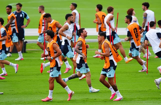 Argentina Training Session - FIFA World Cup, WM, Weltmeisterschaft, Fussball 2026 ATLANTA, GEORGIA - JULY 14: Argentina s Lionel Messi (C) attends the training session ahead of the FIFA World Cup 2026 Semi Final match against England in Atlanta, Georgia, United Staes on July 14, 2026. Evrim Aydin Anadolu Georgia United States. Editorial use only. Please get in touch for any other usage.  Copyright: x2026xAnadoluxEvrimxAydinx
