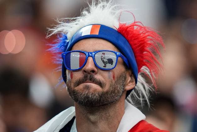 France fan nervous ahead of kick off France v Spain, 2026 FIFA World Cup, WM, Weltmeisterschaft, Fussball Semi-final, Football, Dallas Stadium, Arlington, Texas, USA - 14 Jul 2026Arlington Dallas Stadium Texas (TX) United States of America  Copyright: xIsmaelxAdnan Shutterstockx 16991340ab