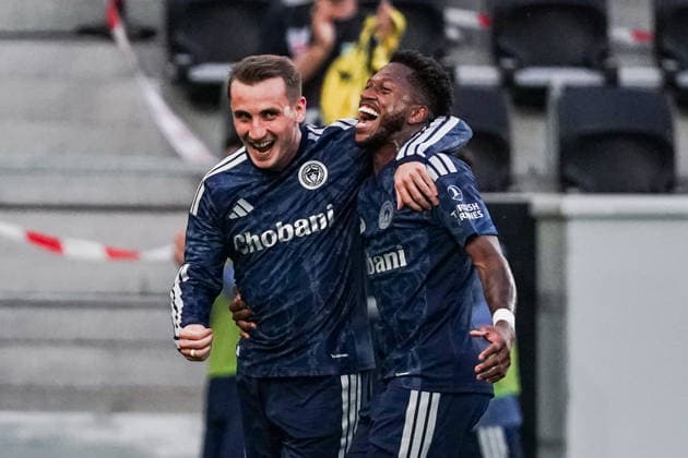Fussball: Österreich: Internationales Testspiel - MatchPR Summer Series Upper Austria - Trainingslager - 14.07.2026 - LASK (Linzer ASK) (Österreich) vs. Fenerbahce Istanbul (Türkei) - Raiffeisen Arena (Linz, Österreich); Kerem Akturkoglu (Fenerbahce) und Fred Rodrigues (Fenerbahce) bejubelt das 0-2 durch Kerem Akturkoglu (Fenerbahce) *** Soccer Austria International Friendly MatchPR Summer Series Upper Austria Training Camp July 14, 2026 LASK Linzer ASK Austria vs. Fenerbahçe Istanbul, Turkey Raiffeisen Arena, Linz, Austria Kerem Akturkoglu (Fenerbahçe) and Fred Rodrigues (Fenerbahçe) celebrate the 0–2 goal scored by Kerem Akturkoglu (Fenerbahçe) Copyright: xLUKAxKOLANOVICx