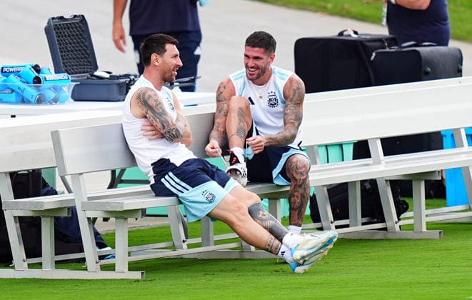 Argentina Training Session - FIFA World Cup, WM, Weltmeisterschaft, Fussball 2026 ATLANTA, GEORGIA - JULY 14: Argentina s Lionel Messi (L) and Rodrigo De Paul talk during a training session ahead of the 2026 FIFA World Cup semifinal match in Atlanta, Georgia, United States, on July 14, 2026. Evrim Aydin Anadolu Atlanta United States. Editorial use only. Please get in touch for any other usage.  Copyright: x2026xAnadoluxEvrimxAydinx