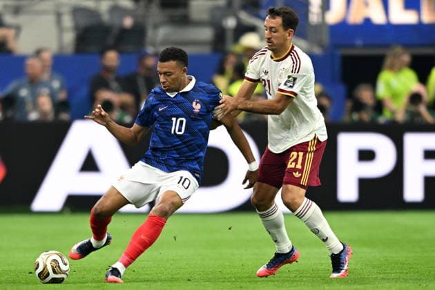 FIFA World Cup, WM, Weltmeisterschaft, Fussball 2026 semifinals - France vs Spain Kylian Mbappe of France (L) in action against Mikel Oyarzabal of Spain (R) during the FIFA World Cup 2026 semifinals match France against Spain, in Dallas, Texas, USA, 14 July 2026. DALLAS United States  Copyright: xALBERTxPENAx
