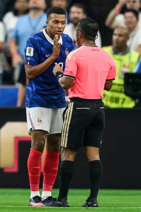 260714 Kylian Mbappe of France and Referee Ivan Barton during the FIFA World Cup, WM, Weltmeisterschaft, Fussball 2026 semifinal football match between France and Spain on July 14, 2026 in Dallas. Photo: Joel Marklund BILDBYRAN kod JM JM0827 bbeng fotboll football soccer fotball vm fotbolls-vm fotball-vm fotbolls-vm 2026 fifa world cup 2026 semifinal france frankrike spain spanien *** July 14, 2026: Kylian Mbappé of France and Referee Ivan Barton during the 2026 FIFA World Cup soccer semifinal match between France and Spain on July 14, 2026 in Dallas. Photo by Joel Marklund. BILDBYRAN code JM JM0827 bbeng soccer football soccer World Cup soccer World Cup 2026 FIFA World Cup 2026 semifinal France Spain  Copyright: JOELxMARKLUND BB260714JM015