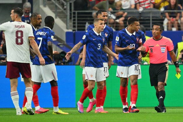 FIFA World Cup, WM, Weltmeisterschaft, Fussball 2026 semifinals - France vs Spain Referee Ivan Barton shows a yellow card during the FIFA World Cup 2026 semifinals match France against Spain, in Dallas, USA, 14 July 2026. DALLAS United States  Copyright: xSAMxWASSONx
