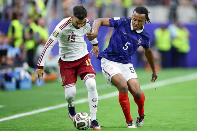 Jules Koundé (R) of France vies for the ball with Álex Baena of Spain during a 2026 FIFA World Cup, WM, Weltmeisterschaft, Fussball semifinal match between France and Spain at AT&T stadium in Arlington, United States, 14 July 2026. FIFA World Cup 2026 Semifinal: France - Spain !ACHTUNG: NUR REDAKTIONELLE NUTZUNG!  Copyright: xCarlosxRamírezx GR2044 20260714-55020893567_1