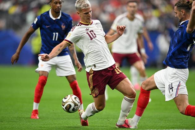 FIFA World Cup, WM, Weltmeisterschaft, Fussball 2026 semifinals - France vs Spain Adrien Rabiot of France (R) fouls Dani Olmo of Spain (L) during the FIFA World Cup 2026 semifinals match France against Spain, in Dallas, Texas, USA, 14 July 2026. DALLAS United States  Copyright: xALBERTxPENAx