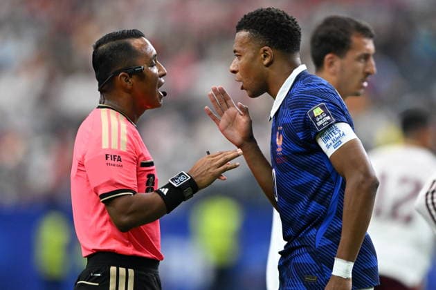FIFA World Cup, WM, Weltmeisterschaft, Fussball 2026 semifinals - France vs Spain Kylian Mbappe of France (R) talks with Referee Ivan Barton during the FIFA World Cup 2026 semifinals match France against Spain, in Dallas, Texas, USA, 14 July 2026. DALLAS United States  Copyright: xALBERTxPENAx
