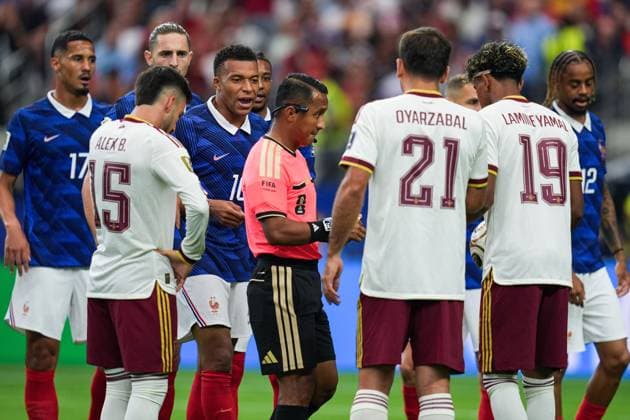 Kylian MbappÃ of France complains to referee Ivan Arcides Barton Cisneros France v Spain, 2026 FIFA World Cup, WM, Weltmeisterschaft, Fussball Semi-final, Football, Dallas Stadium, Arlington, Texas, USA - 14 Jul 2026Arlington Dallas Stadium Texas (TX) United States of America  Copyright: xIsmaelxAdnan Shutterstockx 16991340av