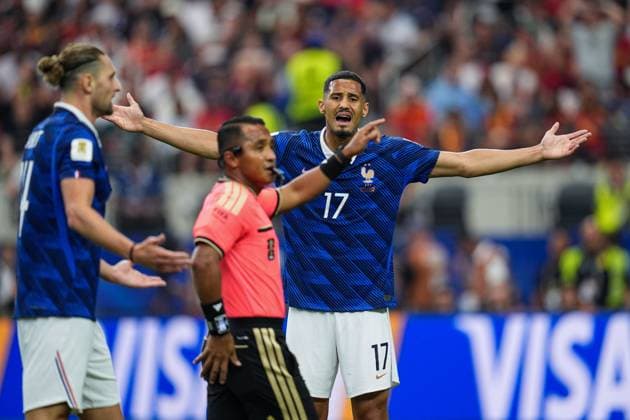 William Saliba of France frustrated by referee Ivan Arcides Barton Cisneros decision France v Spain, 2026 FIFA World Cup, WM, Weltmeisterschaft, Fussball Semi-final, Football, Dallas Stadium, Arlington, Texas, USA - 14 Jul 2026Arlington Dallas Stadium Texas (TX) United States of America  Copyright: xIsmaelxAdnan Shutterstockx 16991340ax