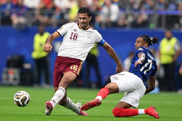 FIFA World Cup, WM, Weltmeisterschaft, Fussball 2026 semifinals - France vs Spain Rodri of Spain (L) in action against Michael Olise of France (R) during the FIFA World Cup 2026 semifinals match France against Spain, in Dallas, Texas, USA, 14 July 2026. DALLAS United States  Copyright: xALBERTxPENAx