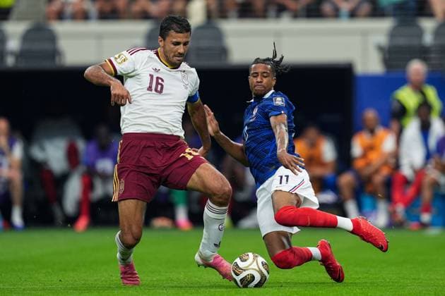 Rodri of Spain fouled by Michael Olise of France France v Spain, 2026 FIFA World Cup, WM, Weltmeisterschaft, Fussball Semi-final, Football, Dallas Stadium, Arlington, Texas, USA - 14 Jul 2026Arlington Dallas Stadium Texas (TX) United States of America  Copyright: xIsmaelxAdnan Shutterstockx 16991340bg