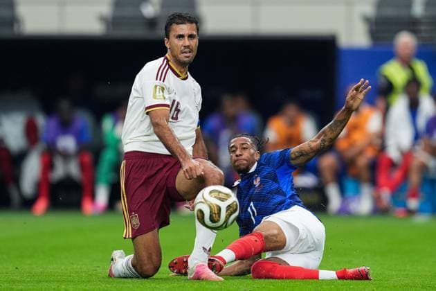 Rodri of Spain fouled by Michael Olise of France France v Spain, 2026 FIFA World Cup, WM, Weltmeisterschaft, Fussball Semi-final, Football, Dallas Stadium, Arlington, Texas, USA - 14 Jul 2026Arlington Dallas Stadium Texas (TX) United States of America  Copyright: xIsmaelxAdnan Shutterstockx 16991340be
