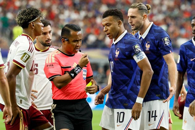 France v Spain: Semi Final - FIFA World Cup, WM, Weltmeisterschaft, Fussball 2026 Kylian Mbappe of France complains to referee Ivan Barton as Adrien Rabiot of France is shown a Yellow card and booked during the FIFA World Cup 2026 Semi Final match between France and Spain at Dallas Stadium on July 14, 2026 in Arlington, United States. Arlington Dallas Stadium TX United States Copyright: xAllstarxPicturexLibraryxLtdx