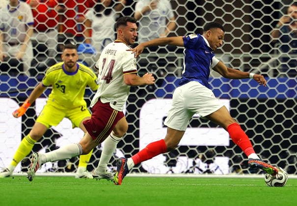 FIFA World Cup, WM, Weltmeisterschaft, Fussball 2026 semifinals - France vs Spain Kylian Mbappe of France (R) and Aymeric Laporte of Spain in action during the FIFA World Cup 2026 semifinals match France against Spain, in Dallas, USA, 14 July 2026. DALLAS United States  Copyright: xCHRISTOPHERxNEUNDORFx