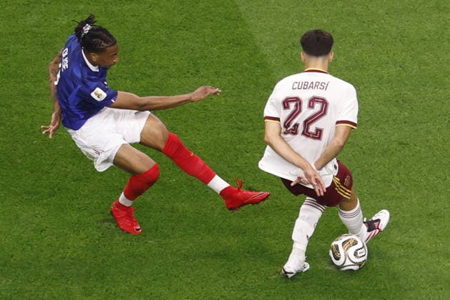 FIFA World Cup, WM, Weltmeisterschaft, Fussball 2026 semifinals - France vs Spain Michael Olise of France (L) and Pau Cubarsi of Spain in action during the FIFA World Cup 2026 semifinals match France against Spain, in Dallas, USA, 14 July 2026. DALLAS United States  Copyright: xSHAWNxTHEWx
