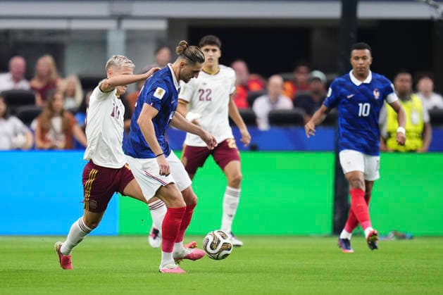 France v Spain: Semi Final - FIFA World Cup, WM, Weltmeisterschaft, Fussball 2026 Adrien Rabiot of France and Dani Olmo of Spain compete for the ball during the FIFA World Cup 2026 Semi Final match between France and Spain at Dallas Stadium on July 14, 2026 in Arlington, Texas. Arlington TX United States  Copyright: xJosexBretonx originalFilename:bretonhernandez-francevs260714_np2dJ.jpg