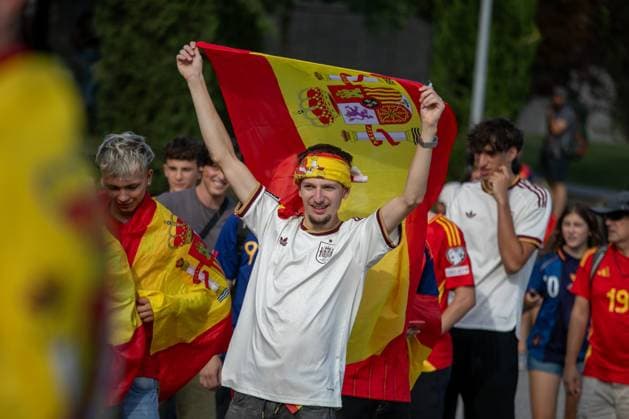 Spanish fans gather to watch Spain vs France MADRID, SPAIN JULY 14, 2026: Fans of the Spanish national football team gathered in front of a giant screen set up by the Madrid City Council on the esplanade of the Puente del Rey (King s Bridge) in Madrid Rio Park to enjoy the FIFA World Cup, WM, Weltmeisterschaft, Fussball 2026 semi-final match between Spain and France. France. Madrid MADRID ES Copyright: x xC.xCarvajalx xJNAxPressx
