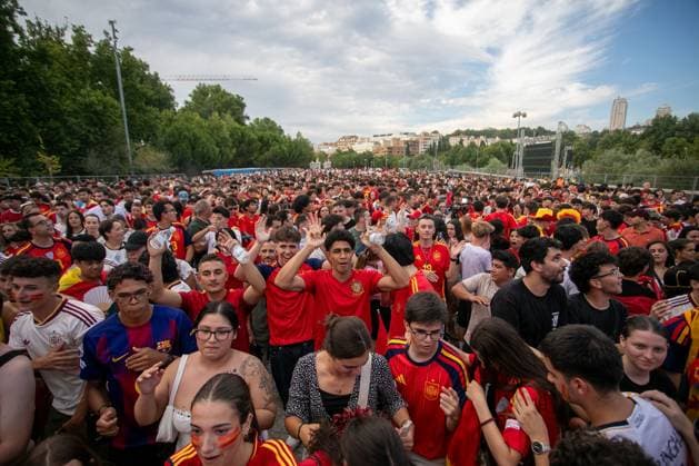 Spanish fans gather to watch Spain vs France MADRID, SPAIN JULY 14, 2026: Fans of the Spanish national football team gathered in front of a giant screen set up by the Madrid City Council on the esplanade of the Puente del Rey (King s Bridge) in Madrid Rio Park to enjoy the FIFA World Cup, WM, Weltmeisterschaft, Fussball 2026 semi-final match between Spain and France. France. Madrid MADRID ES Copyright: x xC.xCarvajalx xJNAxPressx