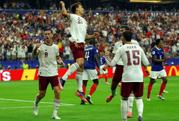 FIFA World Cup, WM, Weltmeisterschaft, Fussball 2026 semifinals - France vs Spain Mikel Oyarzabal of Spain celebrates with teammates after scoring the 1-0 by penalty during the FIFA World Cup 2026 semifinals match France against Spain, in Dallas, USA, 14 July 2026. DALLAS United States  Copyright: xCHRISTOPHERxNEUNDORFx