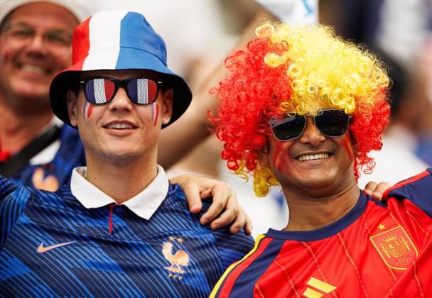 US Soccer World Cup France - Spain 9205560 14.07.2026 A France fan and a Spain fan cheer during the FIFA World Cup, WM, Weltmeisterschaft, Fussball 2026 semi-final soccer match between France and Spain at Dallas Stadium in Arlington, Texas, United States. Nafis Sirazetdinov Sputnik Arlington Texas USA  Copyright: xNafisxSirazetdinovx