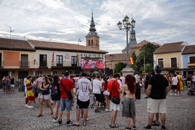 Spain supporters gather in Navalcarnero to watch FIFA World Cup, WM, Weltmeisterschaft, Fussball semi-final against France NAVALCARNERO, SPAIN - JULY 14, 2026: Football fans gather in Plaza de Segovia in Navalcarnero, near Madrid, to watch the FIFA World Cup 2026 semi-final match between Spain and France on a giant public screen. Supporters wearing Spain jerseys, waving national flags and gathering in the town™s main square followed the match during the public viewing event. Navalcarnero Spain Copyright: x xEugenioxRodriguezxRigox xJNAxPressx