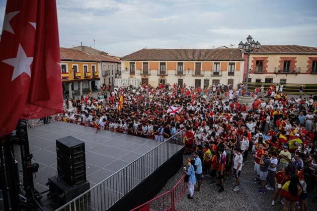 Spain supporters gather in Navalcarnero to watch FIFA World Cup, WM, Weltmeisterschaft, Fussball semi-final against France NAVALCARNERO, SPAIN - JULY 14, 2026: Football fans gather in Plaza de Segovia in Navalcarnero, near Madrid, to watch the FIFA World Cup 2026 semi-final match between Spain and France on a giant public screen. Supporters wearing Spain jerseys, waving national flags and gathering in the town™s main square followed the match during the public viewing event. Navalcarnero Spain Copyright: x xEugenioxRodriguezxRigox xJNAxPressx
