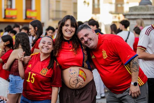 Spain supporters gather in Navalcarnero to watch FIFA World Cup, WM, Weltmeisterschaft, Fussball semi-final against France NAVALCARNERO, SPAIN - JULY 14, 2026: Football fans gather in Plaza de Segovia in Navalcarnero, near Madrid, to watch the FIFA World Cup 2026 semi-final match between Spain and France on a giant public screen. Supporters wearing Spain jerseys, waving national flags and gathering in the town™s main square followed the match during the public viewing event. Navalcarnero Spain Copyright: x xEugenioxRodriguezxRigox xJNAxPressx