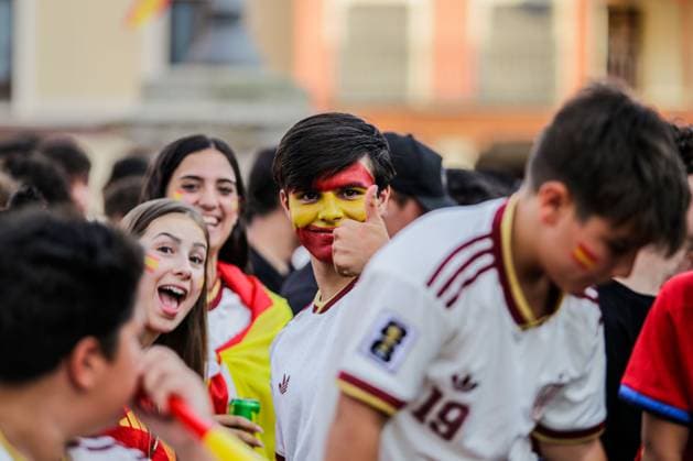 Spain supporters gather in Navalcarnero to watch FIFA World Cup, WM, Weltmeisterschaft, Fussball semi-final against France NAVALCARNERO, SPAIN - JULY 14, 2026: Football fans gather in Plaza de Segovia in Navalcarnero, near Madrid, to watch the FIFA World Cup 2026 semi-final match between Spain and France on a giant public screen. Supporters wearing Spain jerseys, waving national flags and gathering in the town™s main square followed the match during the public viewing event. Navalcarnero Spain Copyright: x xEugenioxRodriguezxRigox xJNAxPressx