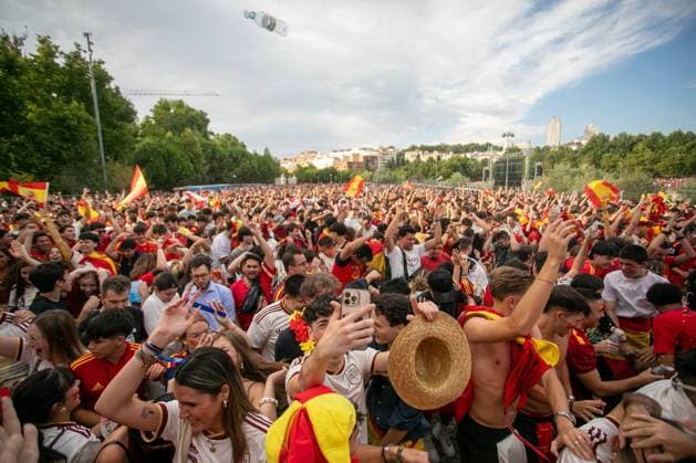 Spanish fans gather to watch Spain vs France MADRID, SPAIN JULY 14, 2026: Fans of the Spanish national football team gathered in front of a giant screen set up by the Madrid City Council on the esplanade of the Puente del Rey (King s Bridge) in Madrid Rio Park to enjoy the FIFA World Cup, WM, Weltmeisterschaft, Fussball 2026 semi-final match between Spain and France. France. Madrid MADRID ES Copyright: x xC.xCarvajalx xJNAxPressx