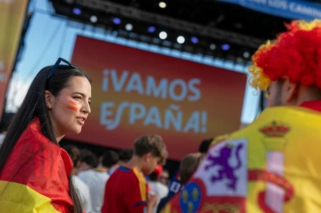 Spanish fans gather to watch Spain vs France MADRID, SPAIN JULY 14, 2026: Fans of the Spanish national football team gathered in front of a giant screen set up by the Madrid City Council on the esplanade of the Puente del Rey (King s Bridge) in Madrid Rio Park to enjoy the FIFA World Cup, WM, Weltmeisterschaft, Fussball 2026 semi-final match between Spain and France. France. Madrid MADRID ES Copyright: x xC.xCarvajalx xJNAxPressx
