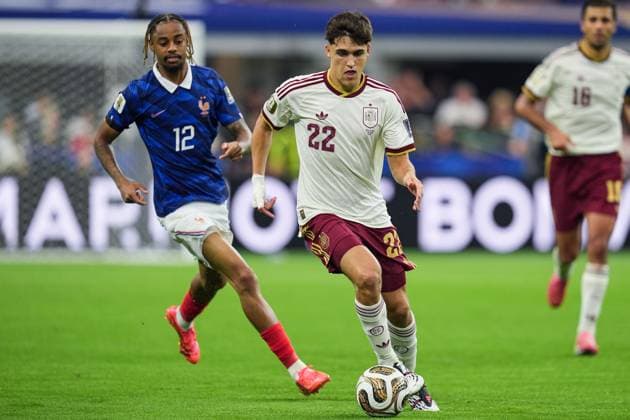 Pau Cubarsi of Spain runs with the ball France v Spain, 2026 FIFA World Cup, WM, Weltmeisterschaft, Fussball Semi-final, Football, Dallas Stadium, Arlington, Texas, USA - 14 Jul 2026Arlington Dallas Stadium Texas (TX) United States of America  Copyright: xIsmaelxAdnan Shutterstockx 16991340bv