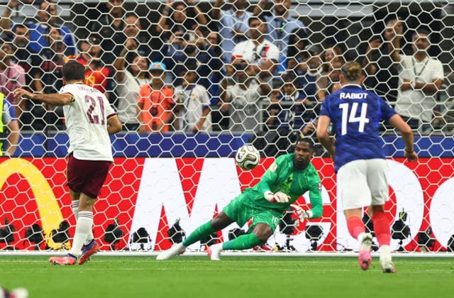 Spain s Mikel Oyarzabal (21) scores on a penalty kick against goalkeeper Mike Maignan of France in the first half of a semi-final FIFA World Cup, WM, Weltmeisterschaft, Fussball match at Dallas Stadium in Dallas, Texas, on Tuesday, July 14, 2026. The penalty kick came as a result of Spain s Lamine Yamal being fouled by Lucas Digne of France.  DAL20260714903 CHRISTIANxBRUNSKILL