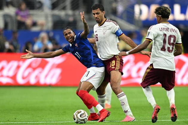 FIFA World Cup, WM, Weltmeisterschaft, Fussball 2026 semifinals - France vs Spain Michael Olise of France (L) in action against Rodri of Spain (R) during the FIFA World Cup 2026 semifinals match France against Spain, in Dallas, Texas, USA, 14 July 2026. DALLAS United States  Copyright: xALBERTxPENAx