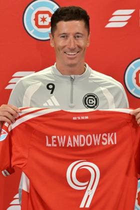 Chicago Fire FC introduces Robert Lewandowski CHICAGO, ILLINOIS - JULY 14: Robert Lewandowski (9) poses with a jersey after being introduced by the Chicago Fire FC at a press conference, PK, Pressekonferenz at Endeavor Health Performance Center in Chicago, Illinois on July 14, 2026. Jacek Boczarski Anadolu Illinois United States. Editorial use only. Please get in touch for any other usage.  Copyright: x2026xAnadoluxJacekxBoczarskix