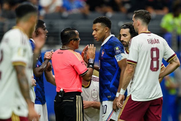 260714 Referee Ivan Barton and Kylian Mbappe of France during the FIFA World Cup, WM, Weltmeisterschaft, Fussball 2026 semifinal football match between France and Spain on July 14, 2026 in Dallas. Photo: Joel Marklund BILDBYRAN kod JM JM0827 bbeng fotboll football soccer fotball vm fotbolls-vm fotball-vm fotbolls-vm 2026 fifa world cup 2026 semifinal france frankrike spain spanien *** July 14, 2026: Referee Ivan Barton and Kylian Mbappé of France during the 2026 FIFA World Cup semifinal soccer match between France and Spain on July 14, 2026 in Dallas. Photo by Joel Marklund. BILDBYRAN code JM JM0827 bbeng soccer football soccer World Cup soccer World Cup 2026 FIFA World Cup 2026 semifinal France Spain  Copyright: JOELxMARKLUND BB260714JM042