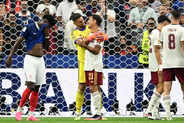 FIFA World Cup, WM, Weltmeisterschaft, Fussball 2026 semifinals - France vs Spain Goalkeeper Unai Simon (L) and Mikel Oyarzabal of Spain interact during the FIFA World Cup 2026 semifinals match France against Spain, in Dallas, Texas, USA, 14 July 2026. DALLAS United States  Copyright: xALBERTxPENAx