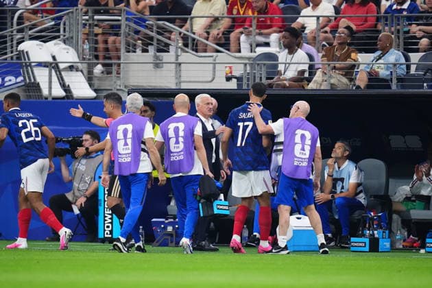 France v Spain - FIFA World Cup, WM, Weltmeisterschaft, Fussball 2026 - Semi Finals ARLINGTON, USA - JULY 14: William Saliba of France leaves the pitch after an injury during the 2026 FIFA World Cup semi-final match between France and Spain at Dallas Stadium in Arlington, Texas, United States on July 14, 2026. Jose Hernandez Anadolu Texas United States. Editorial use only. Please get in touch for any other usage.  Copyright: x2026xAnadoluxJosexHernandezx